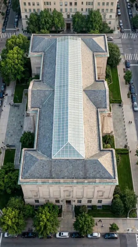 Dron cenital que atraviesa el tejado del museo (fly-through sin corte)